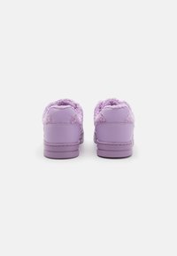 Lila sneakers med en mjuk, fluffig foder, rund form och en slät läderexteriör. Har en platt sula och sydda detaljer.