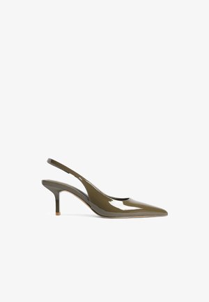 Oliivroheline patendikanga slingback kontsad, terava ninaga ja õhukese kontsaga, millel on lõikekujundus ja sile tekstuur.