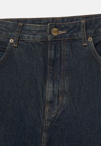 Dunkelblaue Denim-Jeans mit vorderer Knopfverschluß, sichtbaren Nähten und Gürtelschlaufen.