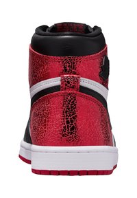 Rot und schwarze Hochtop-Sneaker mit einer rissigen Textur, weißen Akzenten und einem schwarzen Lederkragen. Gummisohle mit rotem Profil.
