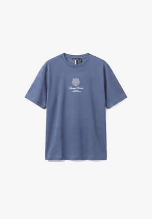 Plava majica kratkih rukava s okruglim izrezom i bijelim tiskanim grbom te tekstom "Antony Morato Established Two Thousand Seven" na prsima.