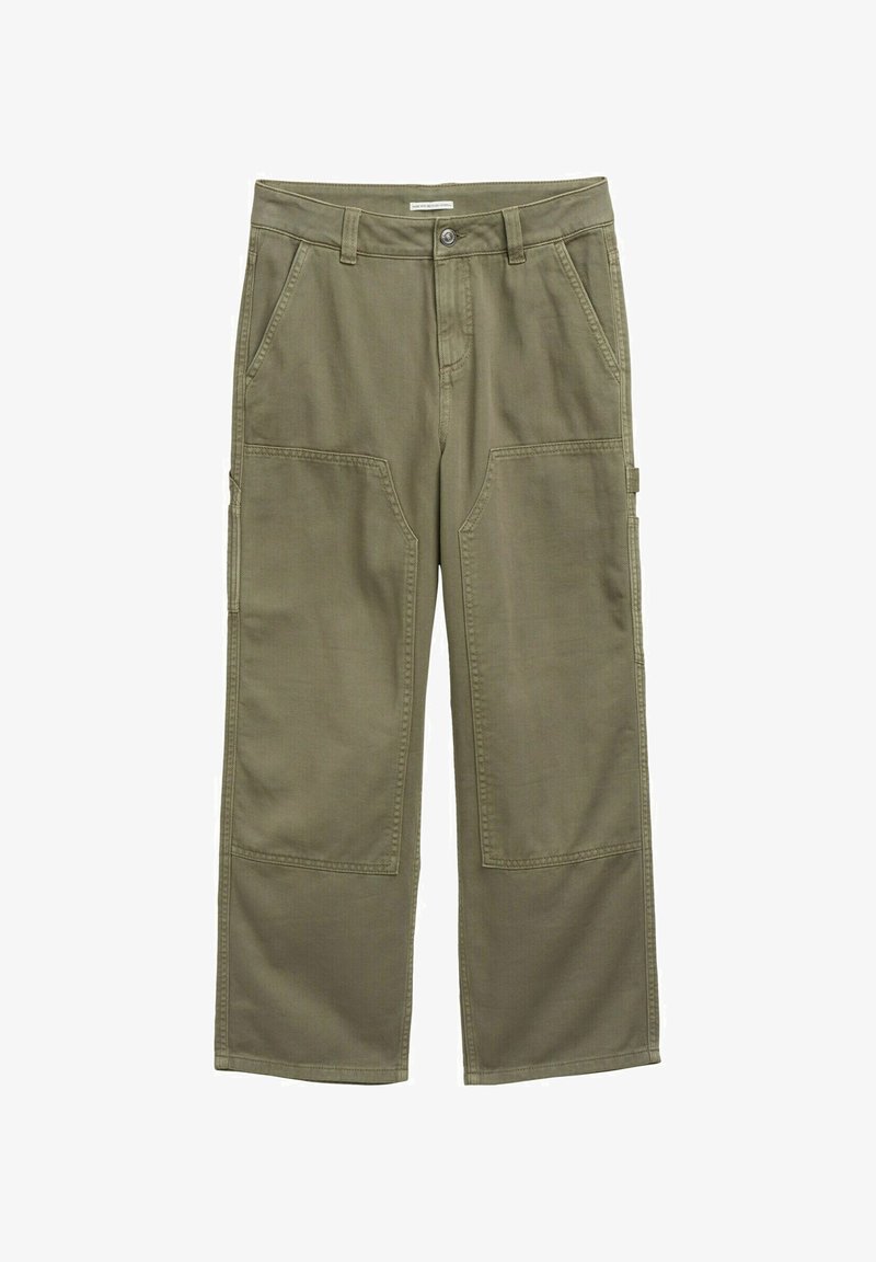 Olijfgroene cargobroek van duurzaam materiaal, met meerdere voorzakken, wijde pijpen en gestikte details.