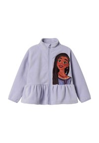 Lila fleecejacka med dragkedja framtill, peplumdesign och ett broderat karaktärspatch på bröstet. Mjuk textur överallt.