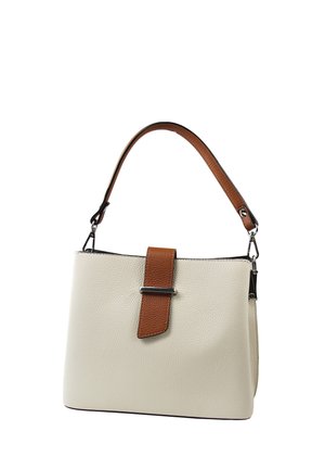 Sac à main en cuir blanc texturé avec une sangle en cuir marron et un accent de sangle. Contient une boucle en métal argenté sur le devant.