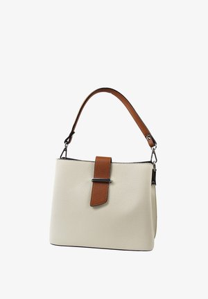 Sac à main en cuir blanc texturé avec une sangle en cuir marron et un accent de sangle. Contient une boucle en métal argenté sur le devant.