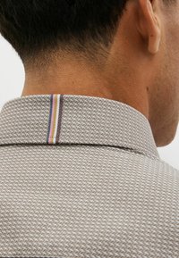Next TEXTURED TRIMMED - Vapaa-ajan kauluspaita - neutral brown