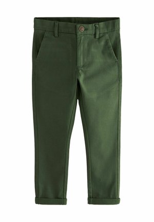 Pantalon vert foncé sur mesure avec passants pour ceinture, poches latérales, fermeture à boutons et revers roulés sur fond blanc.