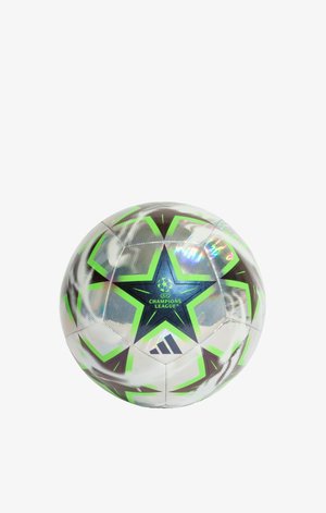 Ballon de football argenté UEFA Champions League avec motifs d'étoiles vertes et logo Adidas sur fond blanc.