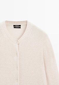 Cardigan in maglia beige chiaro con scollo rotondo, quattro bottoni frontali e bordino a costine, etichettato 100% cashmere da Massimo Dutti.