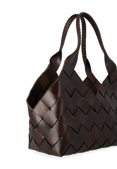 Borsa tote intrecciata in pelle marrone scuro con due manici, caratterizzata da un motivo geometrico e un design spazioso e strutturato.
