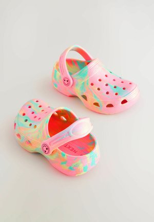 Zoccoli colorati con un mix di spirali rosa, turchese e giallo, realizzati in materiale leggero, dotati di fori di ventilazione e cinghie regolabili.