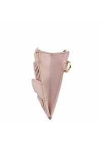 Roze leren portemonnee met een slank ontwerp, voorzien van meerdere kaartsleuven en een metalen ringlus voor bevestiging. Gladde textuur en minimalistische uitstraling.