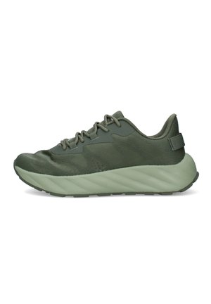 Scarpa da ginnastica verde oliva con tomaia in mesh, suola spessa e imbottita, chiusura con lacci e linguetta sul tallone, mostrata di profilo.