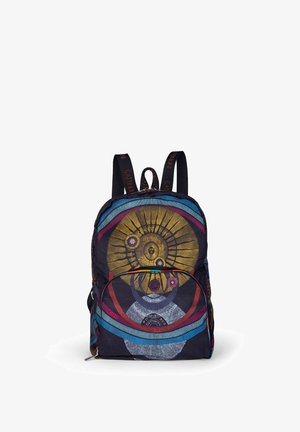 Mochila con patrones espirales y circulares coloridos en azul, dorado, rojo y blanco sobre un fondo negro, con correas negras.