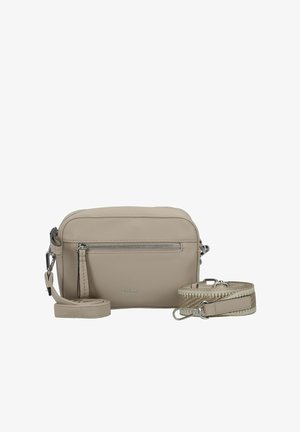 Bolso cruzado de piel beige con superficie texturizada, bolsillo frontal con cremallera, correa ajustable y detalles de metal plateado.
