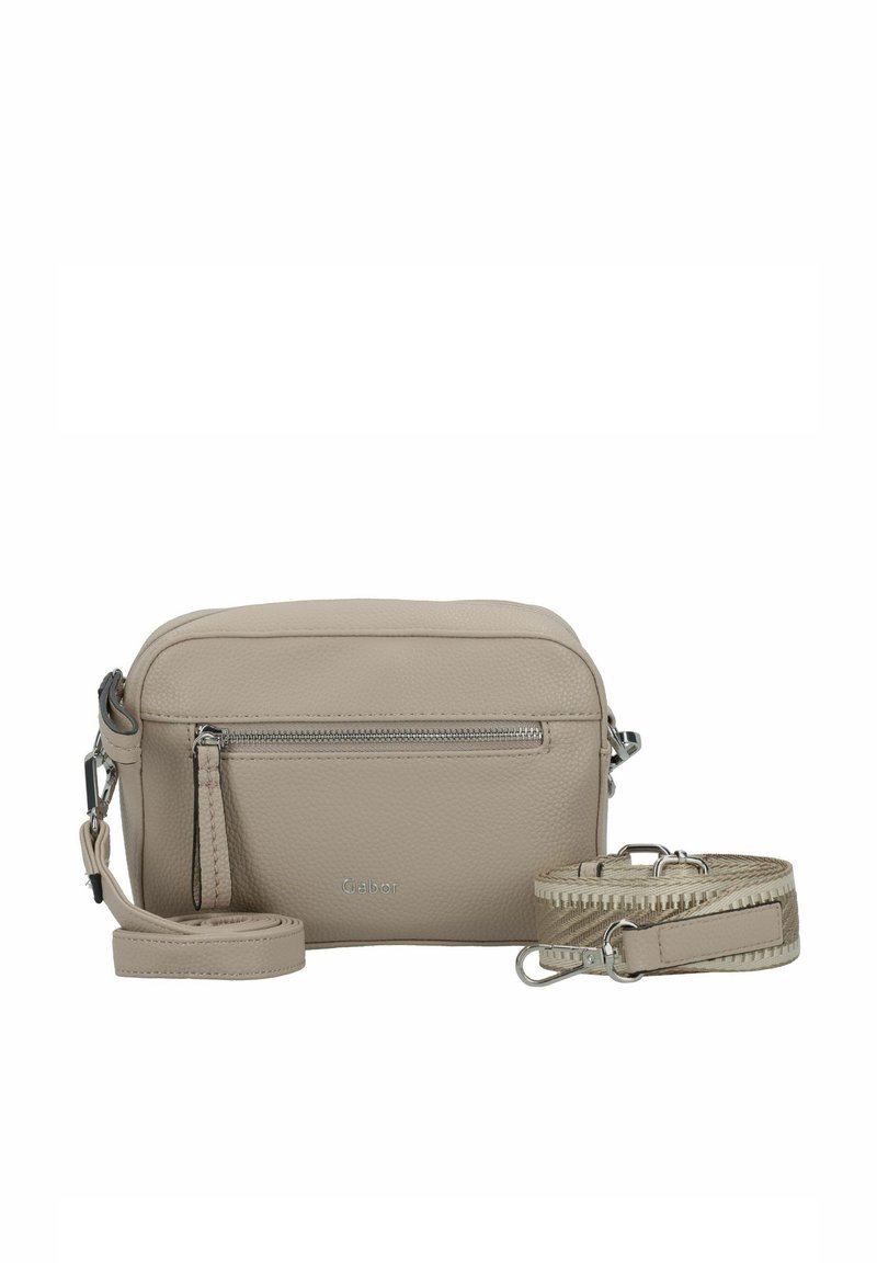 Bolso cruzado de piel beige con superficie texturizada, bolsillo frontal con cremallera, correa ajustable y detalles de metal plateado.