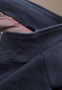 Next REGULAR FIT - SIGNATURE SOFT TOUCH RICH ITALIAN FUNNEL NECK  - Abrigo corto - navy blue
