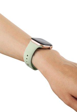 Slim horloge met een zwart scherm en een roségouden kast, gedragen om een linkerpols met een lichtgroene siliconen band tegen een witte achtergrond.