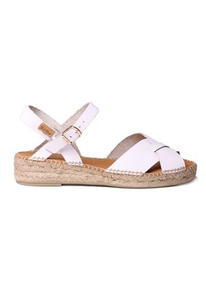 Bele usnjene espadrile s peto iz jute, dizajn s križnimi trakovi, nastavljivim sponko in odprtimi prsti.