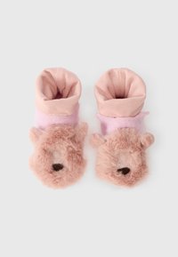 Rozā mīkstās bērnu čības ar lāča sejas dizainu, ar mīkstu kažokādas tekstūru un elastīgām, ribotām aprocēm, lai nodrošinātu ciešu piegulšanu.