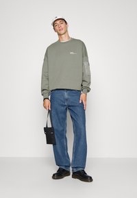 Dr.Denim COLT WORKER - Calças de ganga de corte relaxado - pebble mid stone