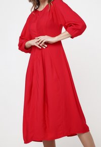 Madam-T Robe de jour - red