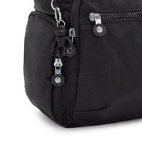 Schwarzer strukturierter Stoff-Rucksack mit einem Reißverschlussfach, ausgestattet mit einem schwarzen Anhänger-Schlüsselanhänger und silberner Metall-Reißverschlussbeschlägen.