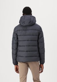 Jachetă pufosă de culoare gri închis cu glugă, având o pată matlasată, manșoane elastice și un design drept. Textură netedă, material izolat.