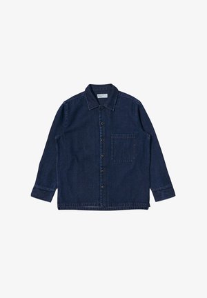 Camicia di jeans blu scuro con chiusura a bottoni, colletto a punta, maniche lunghe, tasca singola sul petto e dettagli cuciti su polsini e orlo.