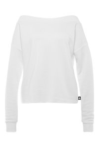 Bílý pulovr s odkrytými rameny a dlouhými rukávy, vyrobený z měkkého materiálu. Obsahuje malou trojúhelníkovou štítkovou nálepku na spodní straně.