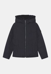 Sort polstret jakke med hætte, der har lynlås foran, sidelommer og blødt pelsfor langs hættens kant.