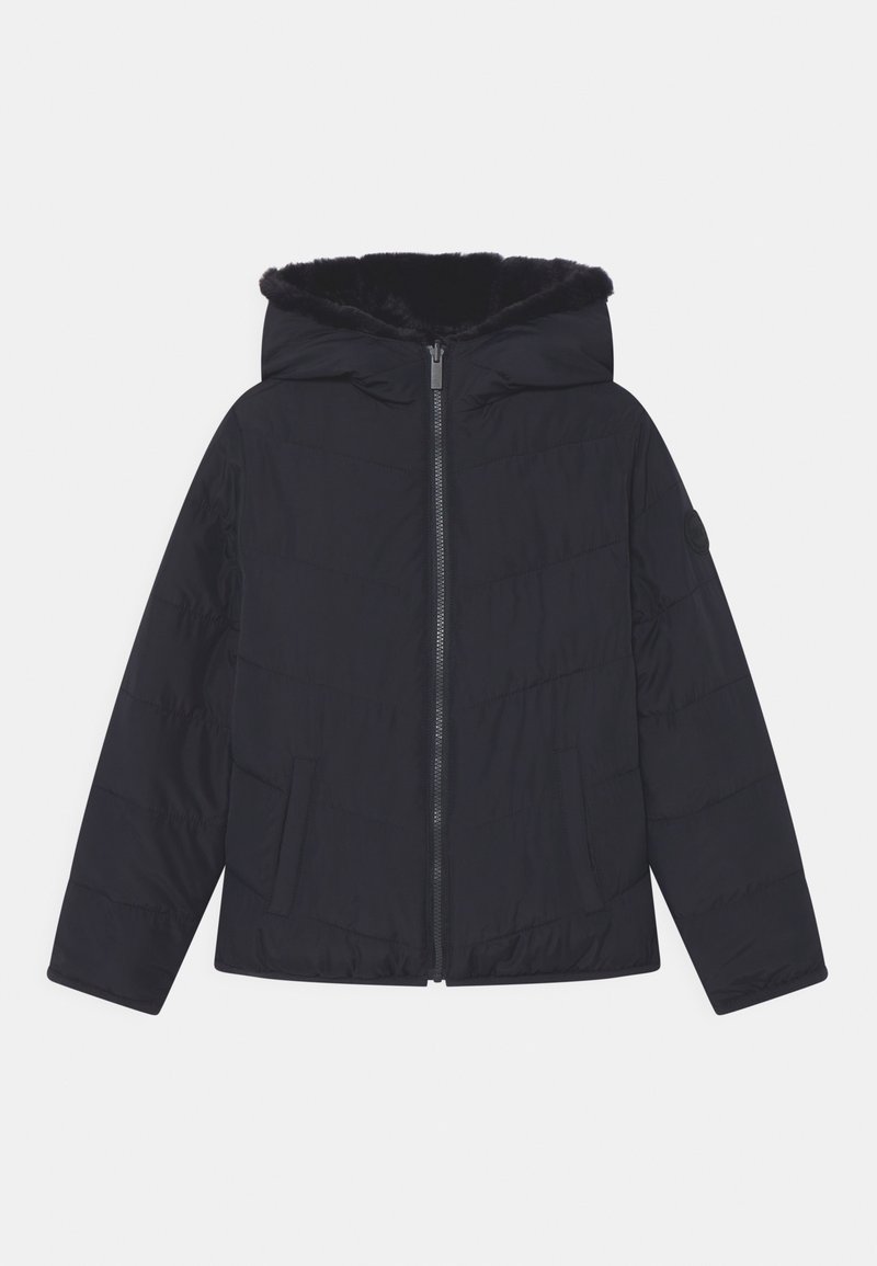 Sort polstret jakke med hætte, der har lynlås foran, sidelommer og blødt pelsfor langs hættens kant.