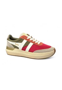 Sneaker atletica rossa e beige con strisce bianche e dettagli verde oliva. Parte superiore in rete testurizzata, suola in gomma e dettaglio del logo dorato sulla linguetta.