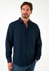 REGULAR FIT - Vapaa-ajan kauluspaita - indigo
