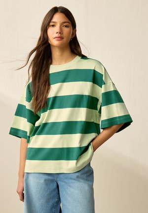 CREW NECK REGULAR FIT - Paprasti marškinėliai - green monochrome