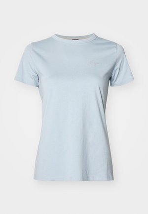 T-shirt en coton bleu clair avec un col rond, des manches courtes et un logo brodé discret sur la poitrine. Texture lisse et coupe décontractée.