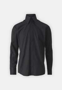 Černá košile s dlouhým rukávem vyrobená z hladkého materiálu, s špičatým límcem, zapínáním na knoflíky vpředu a bez viditelných vzorů nebo doplňků.