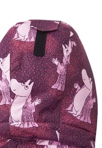 Lila tyg med tryck av Mumin-figur i rosa. Har en vikbar flik med svart kardborreknäppning. Slät textur.
