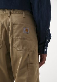 Carhartt WIP DOUBLE KNEE PANT - Bukser - sable