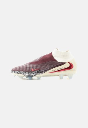 Bordo in bele nogometne kopačke Nike z detajli leopardjega potiska, zasnovo z visokim nogavčnim delom okoli gležnja in rdečim logotipom swoosh z oznako "Nike United 003".