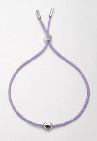 Bracciale in corda viola con un charm a forma di cuore metallico e due estremità in argento, progettato per una lunghezza regolabile. Realizzato con materiali resistenti.