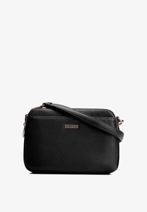 Czarna torebka na ramię z teksturowanej skóry z regulowanym paskiem i małym metalowym logo marki na przodzie, o prostokątnym kształcie z zaokrąglonymi krawędziami.