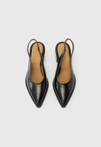 Fekete bőr pántos cipő hegyes orral, alacsony sarokkal és nyitott elülső résszel. Sima felület és minimális díszítés.