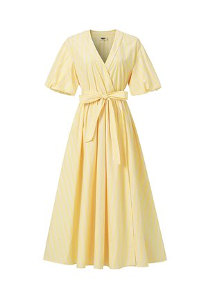 Geel en licht gestreepte midi wikkeljurk met korte pofmouwen en een tailleceintuur.