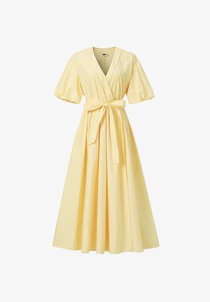 Geel en licht gestreepte midi wikkeljurk met korte pofmouwen en een tailleceintuur.