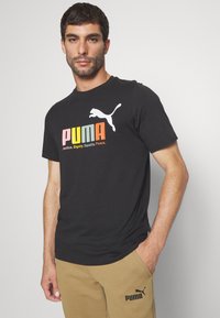 Puma ESS+ MULTICOLOR TEE - Triko s potiskem - black