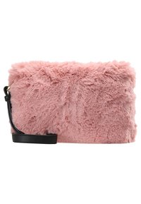 Chlupatá růžová kabelka vyrobená z měkkého umělého kožešinového materiálu, má obdélníkový tvar, černý nastavitelný ramenní popruh a zlaté kovové akcenty.