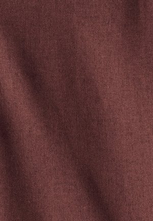 Tessuto strutturato di un profondo colore burgundy, che mostra una finitura liscia, leggermente opaca, con sottili variazioni di tonalità e motivo di tessitura.