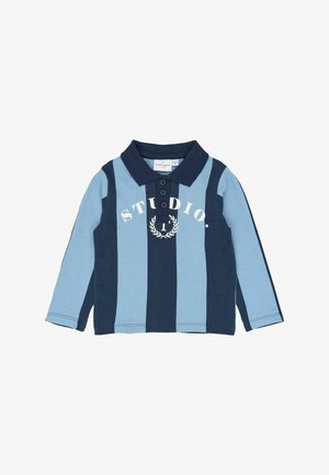 Poloshirt met lange mouwen met marineblauwe en lichtblauwe verticale strepen, drie knopen en de tekst "STUDIO" met een lauwerkransontwerp aan de voorkant.