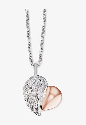 Silberkette mit einem Herzanhänger, dessen eine Seite in poliertem Roségold und die andere in einem kunstvoll gestalteten Silberflügel-Design ausgeführt ist.